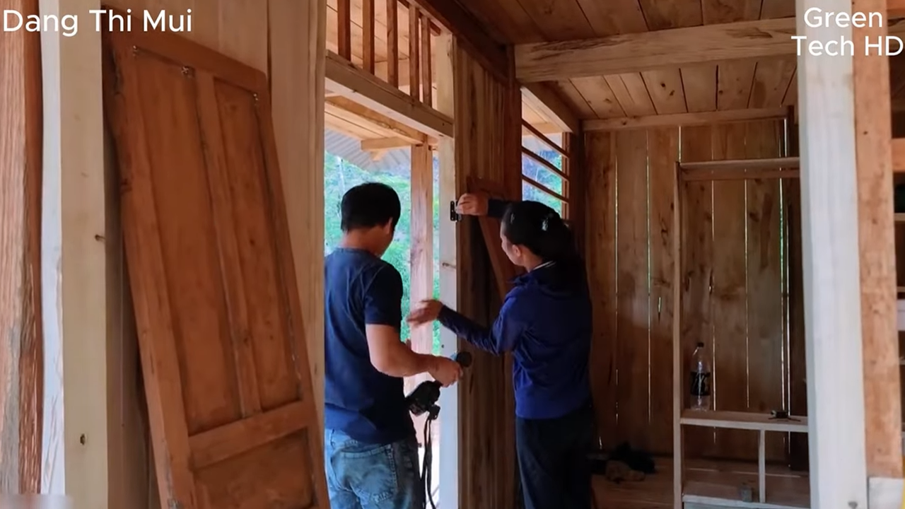 Construção feita por um jovem casal de casa dos sonhos em dois andares na natureza