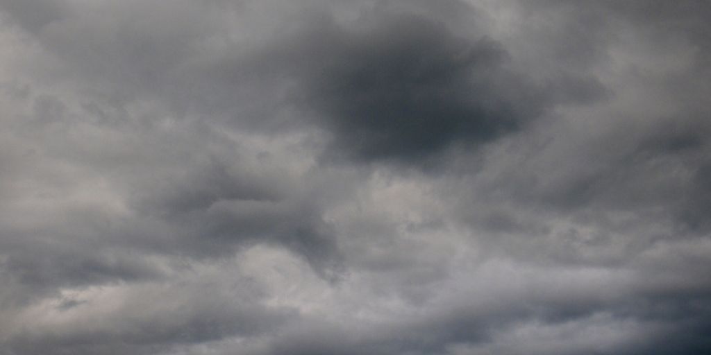 Chuva intensa, vento e agitação marítima marcam previsão do IPMA para a semana