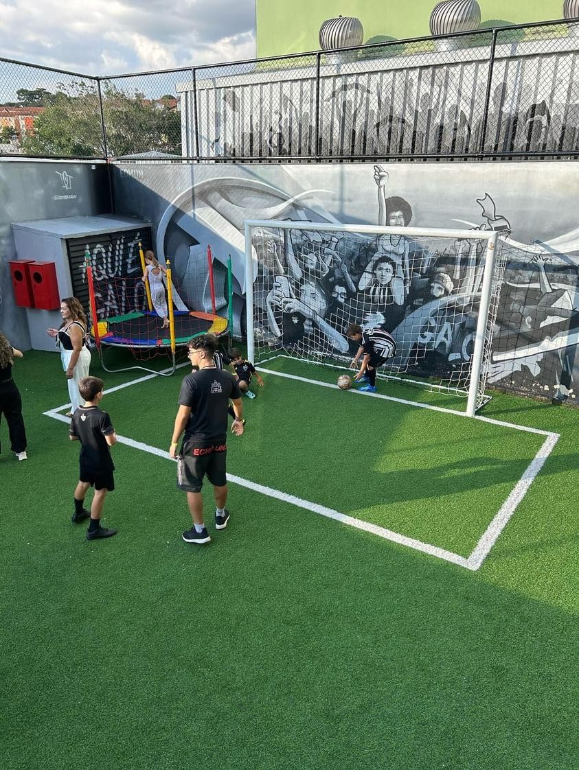 Bar de Daniel de Oliveira em BH conta com campo de futebol — Foto: Divulgação