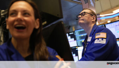 Wall Street celebra Ano Novo com ganhos expressivos em 2025. Nasdaq sobe mais de 20% - Mercados