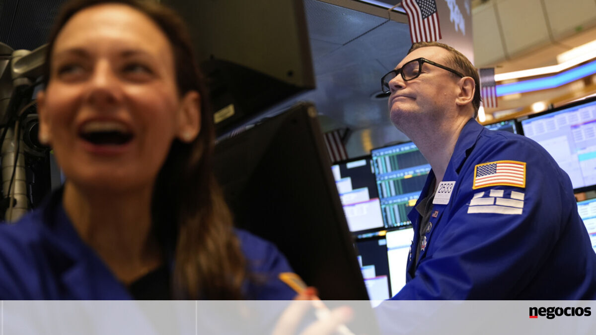 Wall Street celebra Ano Novo com ganhos expressivos em 2025. Nasdaq sobe mais de 20% - Mercados