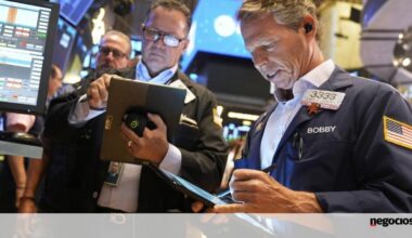 Wall Street "acorda" em alta à boleia das tecnológicas. Ações da Micron disparam 6% - Mercados num minuto