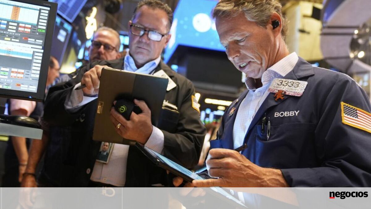Wall Street "acorda" em alta à boleia das tecnológicas. Ações da Micron disparam 6% - Mercados num minuto
