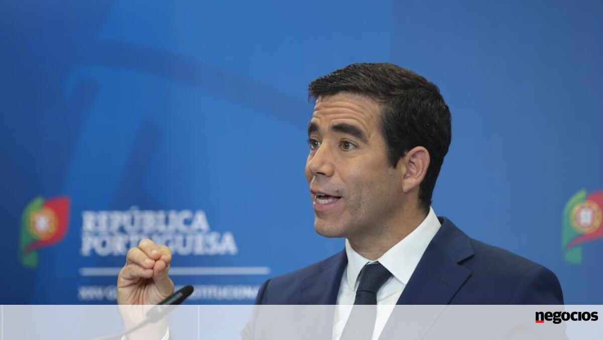 Leitão Amaro responde ao PS sobre novos veículos para INEM: "Faz quem paga" - Saúde