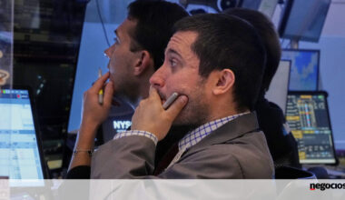 Wall Street recua com investidores cautelosos antes de dados do emprego - Mercados num minuto