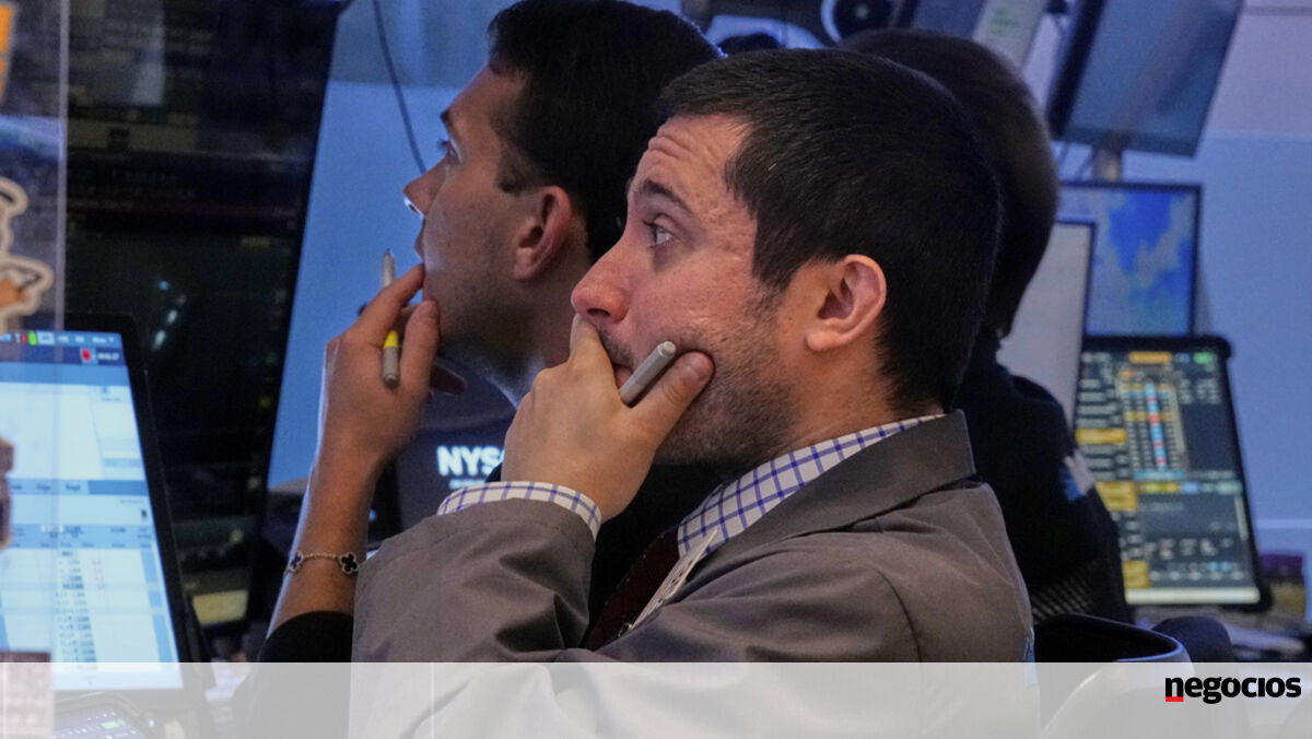 Wall Street recua com investidores cautelosos antes de dados do emprego - Mercados num minuto