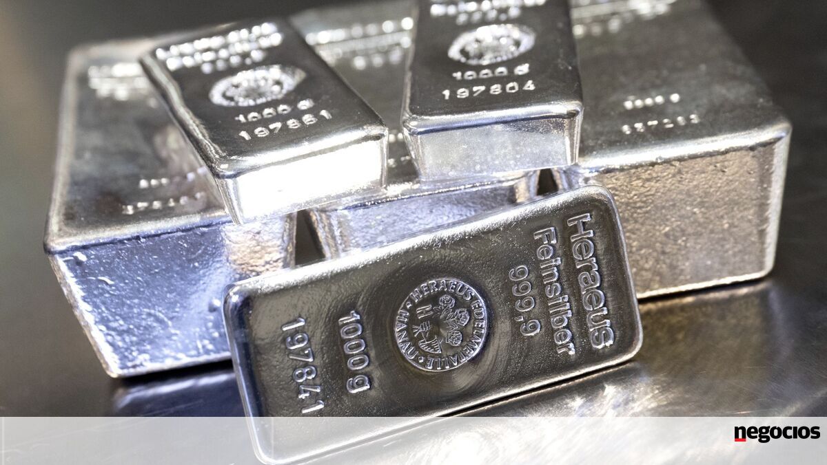 Derrocada nos metais preciosos. Prata afunda 22% e ouro já cai mais de 11% - Matérias-Primas