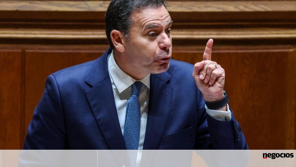 Montenegro anuncia compra de 275 novas viaturas perante "problema crónico" no INEM - Política