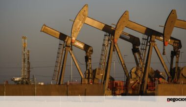 Petróleo arranca negociação em queda. EUA propuseram exílio na Turquia a Nicolás Maduro - Américas