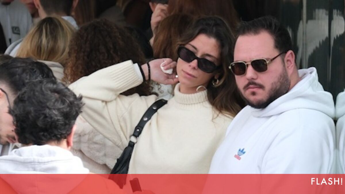 Raquel Coelho, namorada de Maycon Douglas, teve de se afastar várias vezes da cerimónia sem conseguir controlar a comoção do último adeus ao seu amor - Flash.pt