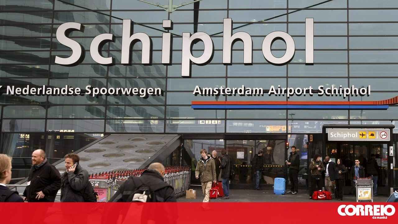 Queda de neve interrompe tráfego aéreo, rodoviário e ferroviário em Amesterdão. Cancelados quase 500 voos esta manhã - Mundo