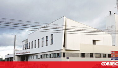 SOS: bombeiros de Salvaterra de Magos acionados para carro... em manutenção numa oficina - Portugal