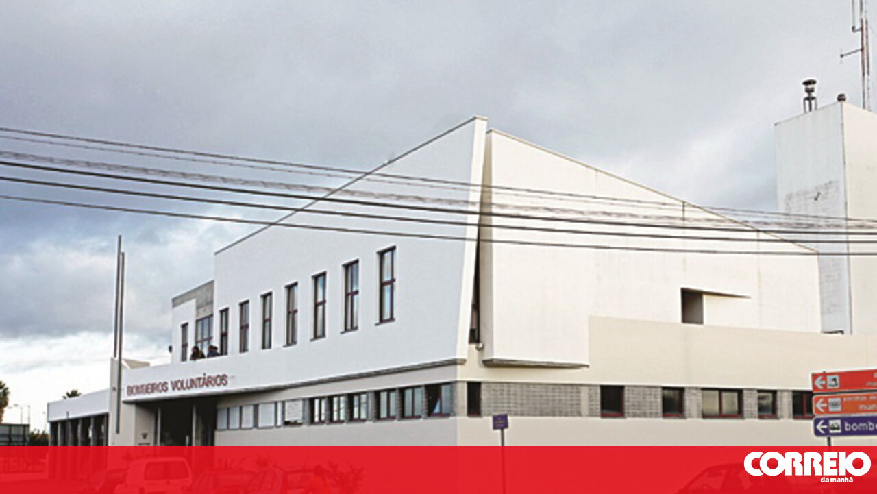 SOS: bombeiros de Salvaterra de Magos acionados para carro... em manutenção numa oficina - Portugal