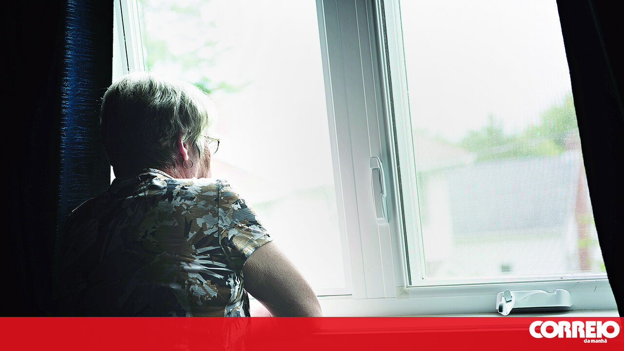 Gota de sangue da ponta do dedo pode detetar Alzheimer - Viver com Saúde