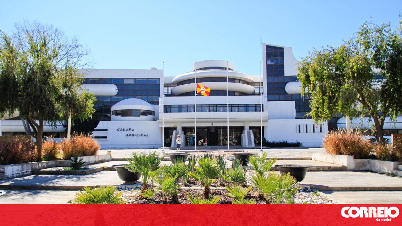 "Estava sempre a insinuar que não fazíamos nada": funcionária queixa-se de assédio na Câmara de Albufeira - Portugal