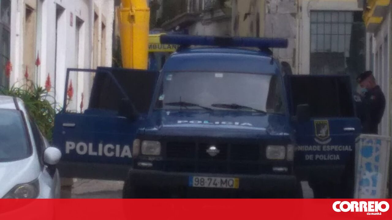 Descobre granadas em poço de terreno em Odivelas - Portugal