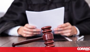 Filho e nora acusados de matar idosa à fome falam na primeira sessão de julgamento - Portugal