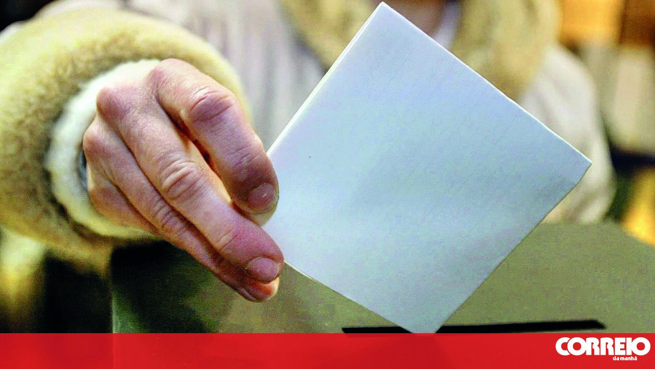 Um em cada seis eleitores está no estrangeiro e não pode votar nas presidenciais à distância - Eleições Presidenciais 2026