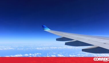 Homem tenta embarcar em voo com a mulher morta numa cadeira de rodas em Tenerife - Mundo