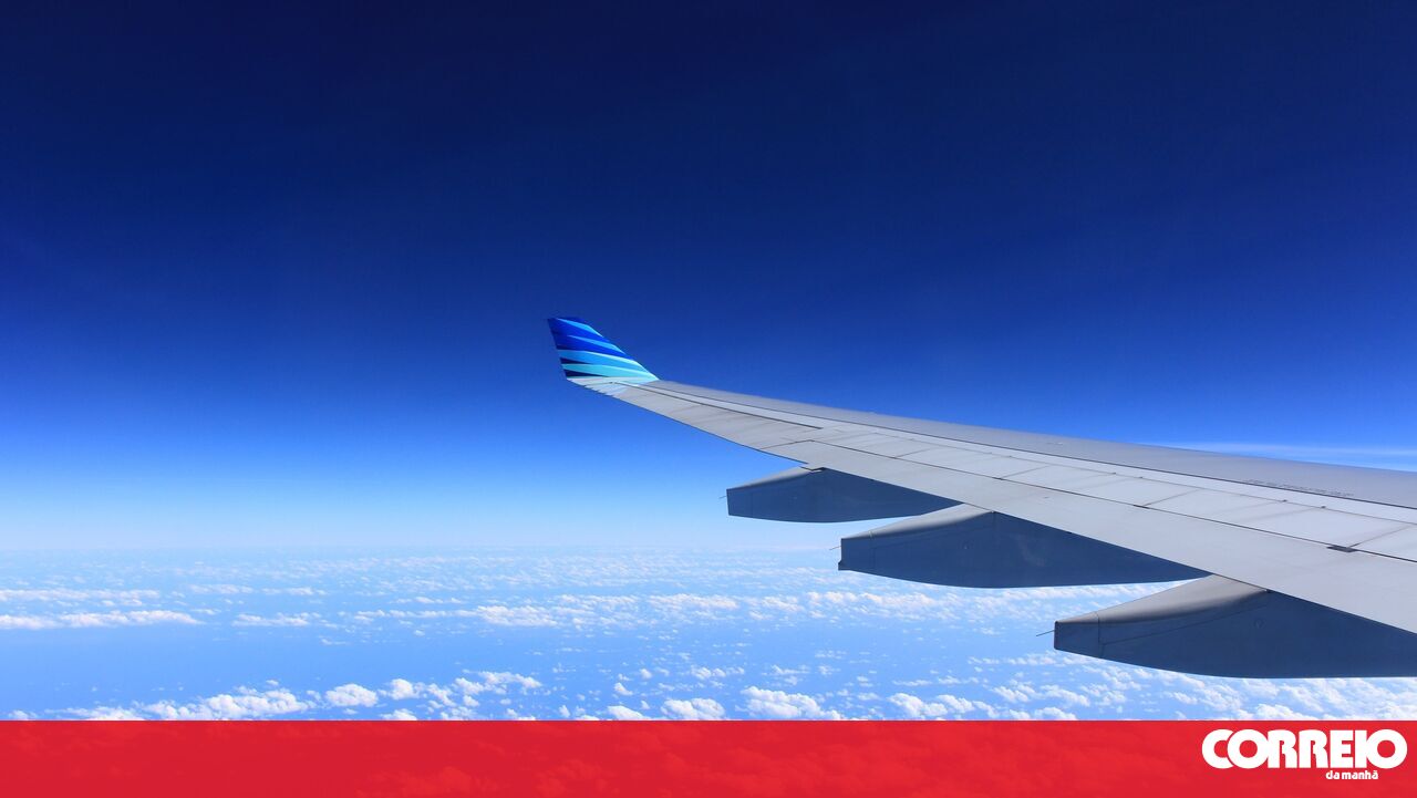 Homem tenta embarcar em voo com a mulher morta numa cadeira de rodas em Tenerife - Mundo