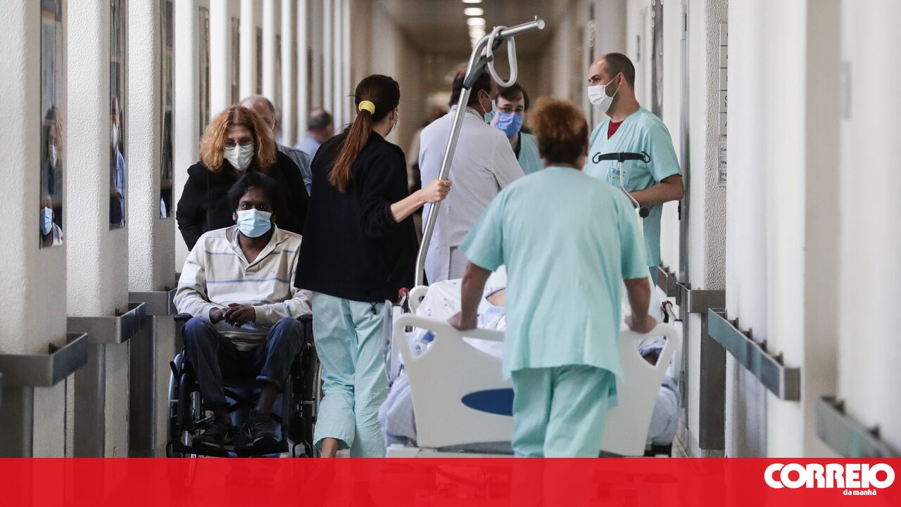 Portugal registou 1.265 casos de gripe na semana do Natal e excesso de mortalidade nos idosos - Sociedade