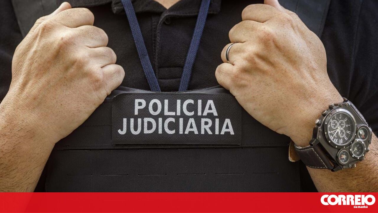 Adormece em TVDE que apanhou no Rossio e acorda com motorista a tentar violá-la - Portugal