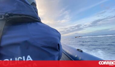 Uma pessoa desaparecida após carro cair à água na praia fluvial em Mesão Frio - Portugal