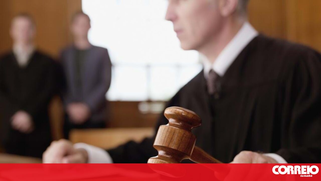 Prisão preventiva para ex-bancário que raptou filha de três anos no Porto - Portugal