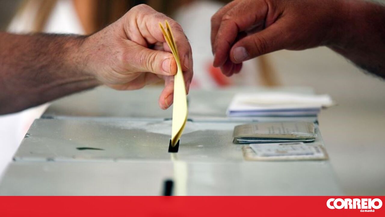 Emigrantes poderão ter de votar na segunda volta com boletins da primeira - Eleições Presidenciais 2026