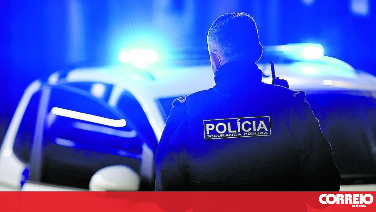 Dupla ameaça mulher com faca e rouba carro com recurso a carjacking. Perseguição policial deixa três agentes feridos - Portugal