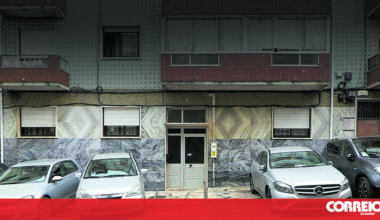 Filho e nora acusados de matar idosa à fome julgados por um júri - Portugal