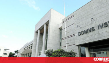 Terror dos estudantes arrisca pena efetiva. Jovem atacou vítimas com catana à porta de escolas - Portugal