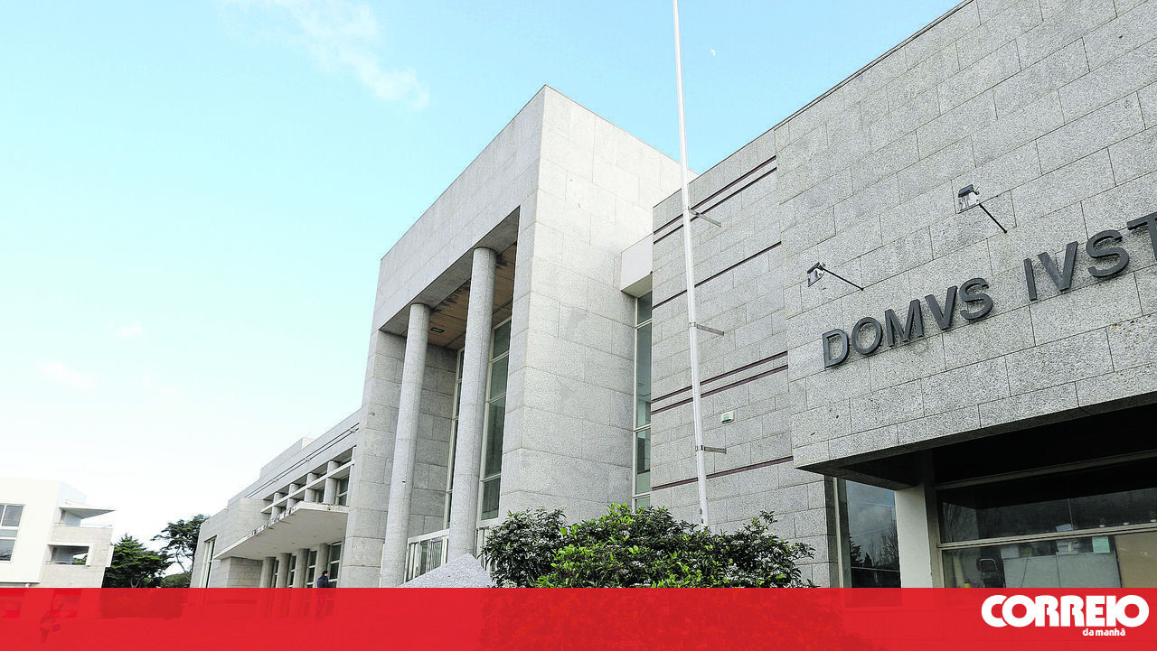 Terror dos estudantes arrisca pena efetiva. Jovem atacou vítimas com catana à porta de escolas - Portugal