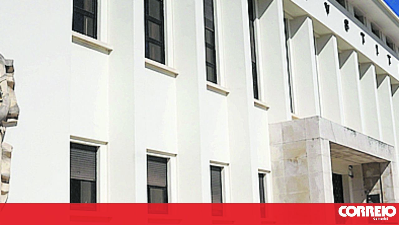 Manda comprar flores para o funeral da mulher antes de a tentar matar à facada - Portugal
