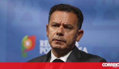 Primeiro-ministro lamenta mortes e anuncia 275 novas viaturas para o INEM - Política