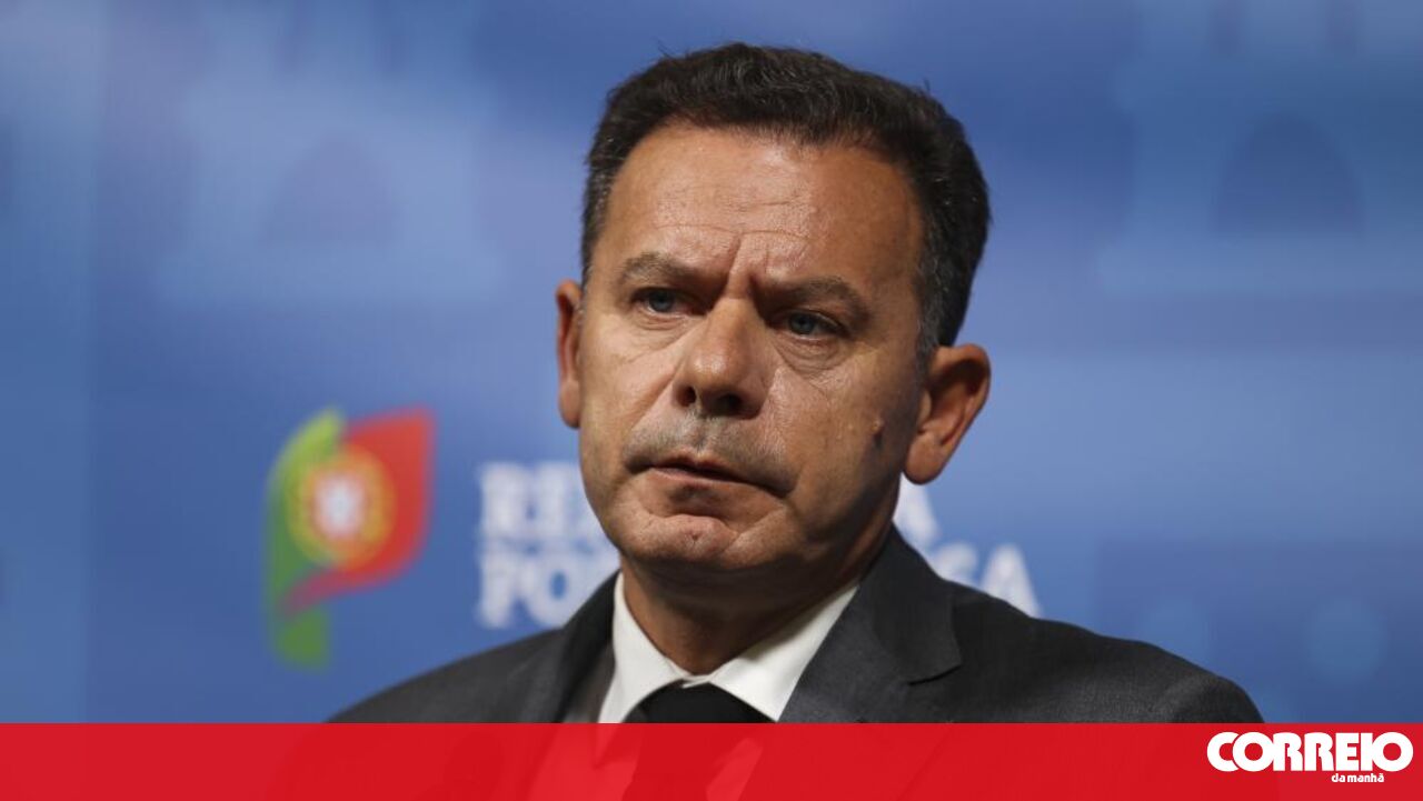 Primeiro-ministro lamenta mortes e anuncia 275 novas viaturas para o INEM - Política