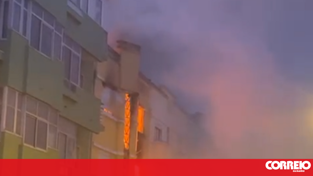 Explosão seguida de incêndio em Lisboa destrói parte de prédio e desaloja três pessoas - Portugal