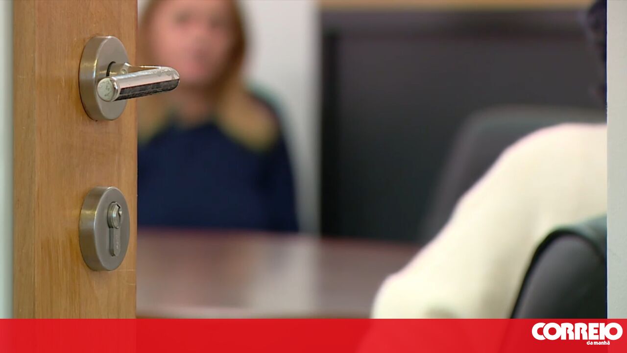"Deu-me uma injeção que me deixou praticamente impotente": mulher abusada por ortopedista recorda o trauma. Veja na CMTV - Portugal