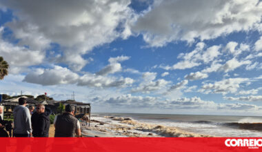 Mar leva areia da praia e deixa em risco restaurante de Quarteira - Sociedade