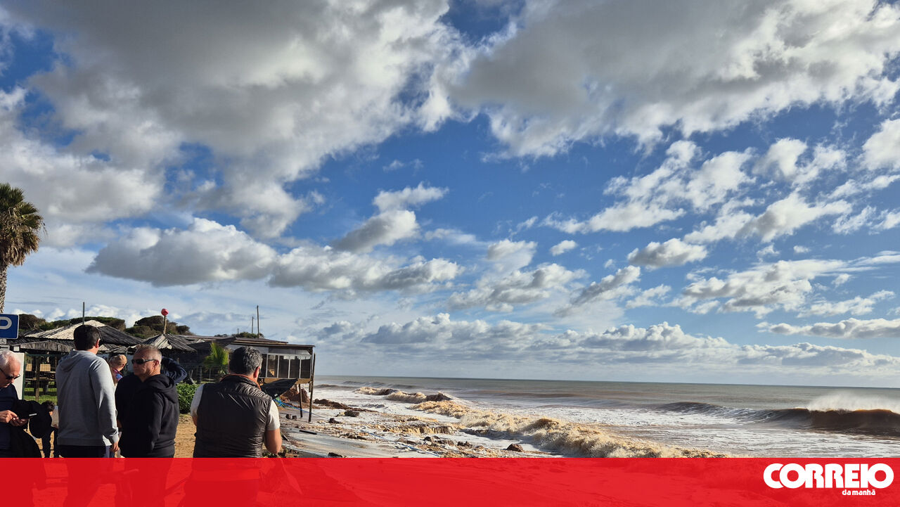 Mar leva areia da praia e deixa em risco restaurante de Quarteira - Sociedade