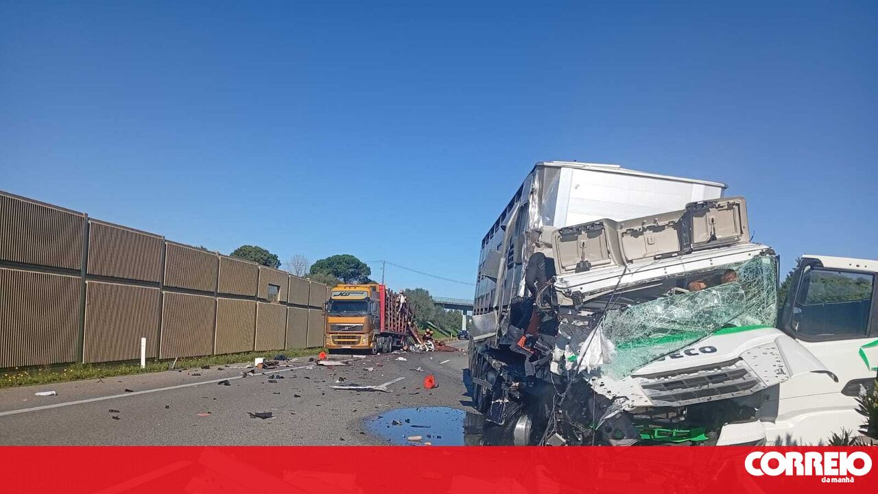 Colisão entre dois camiões corta trânsito na A1 na Mealhada - Portugal