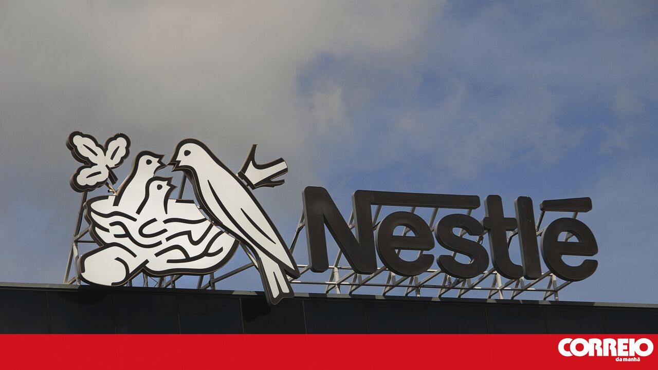 Nestlé retira alguns lotes de fórmula infantil do mercado depois de detetada toxina - Sociedade