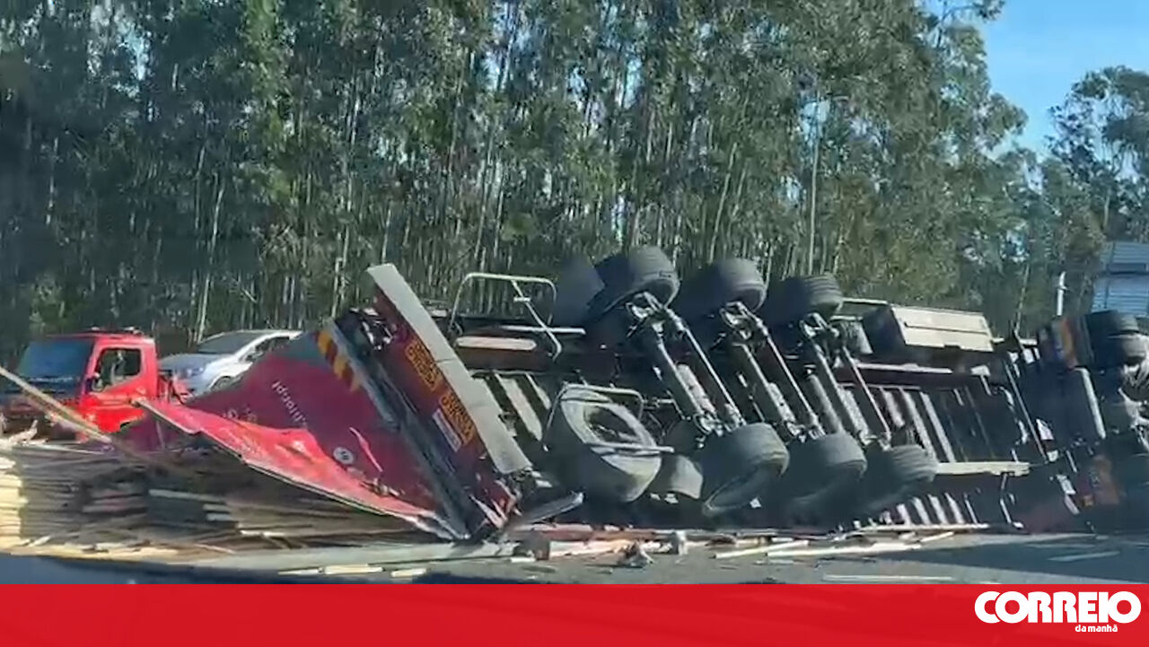 Motorista de camião morre após despiste na A17 em Aveiro. Trânsito condicionado - Portugal