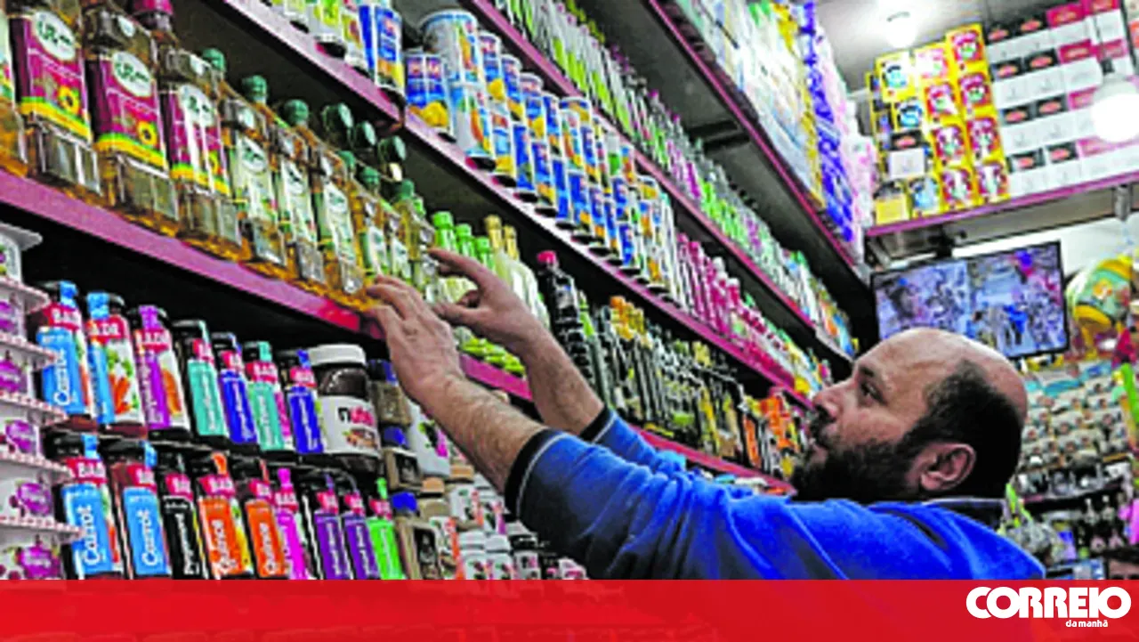 Há um país que paga 6 euros por mês aos cidadãos para travar protestos - Mundo