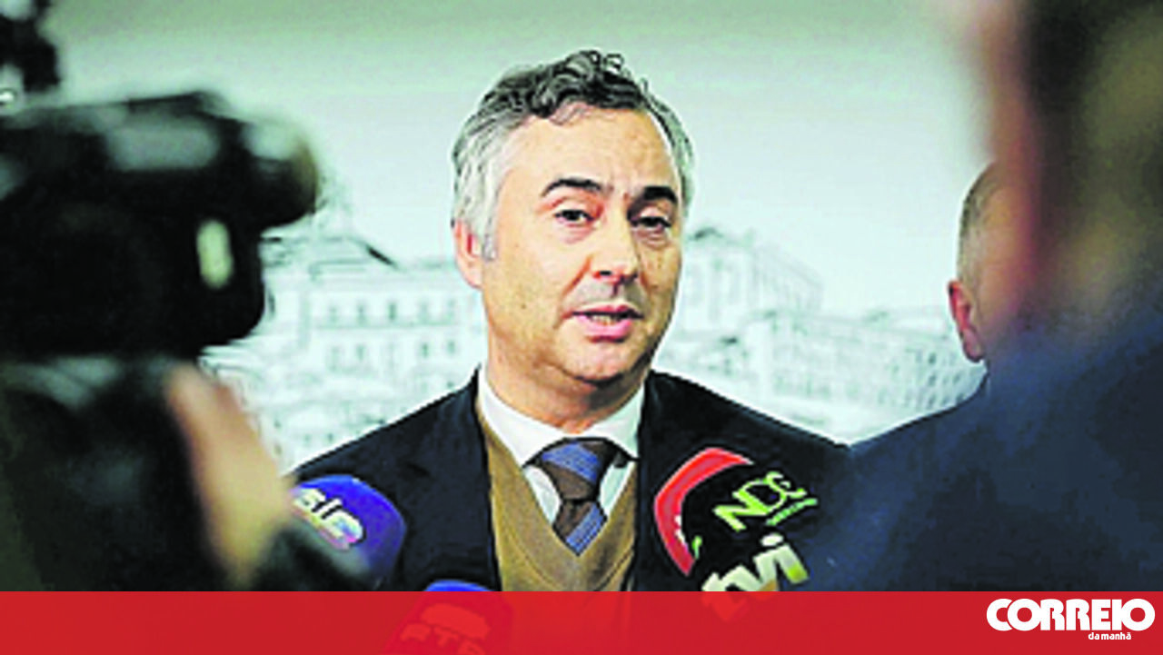 Ministro da Educação avisa professores que sem sumários não há salários - Política