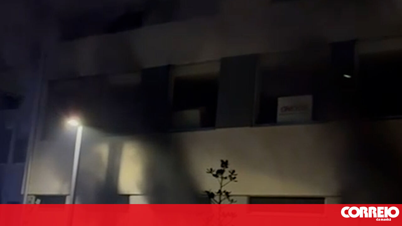 Incêndio em garagem de urbanização em Paços de Ferreira deixa 111 pessoas desalojadas - Portugal