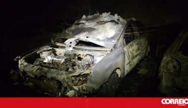 Carro de guarda-redes do Paços de Ferreira completamente destruído por incêndio numa garagem - Futebol