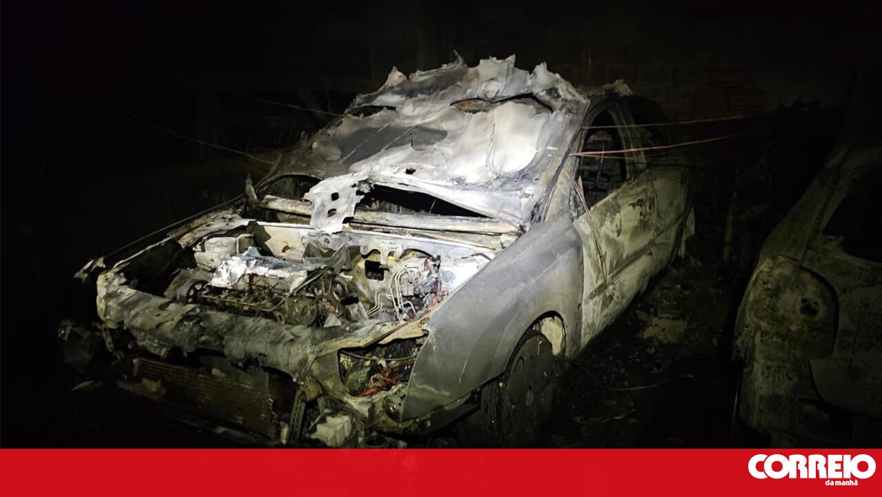 Carro de guarda-redes do Paços de Ferreira completamente destruído por incêndio numa garagem - Futebol