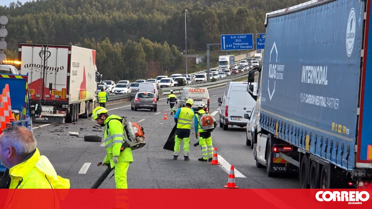 Despiste e choque em cadeia leva ao corte do trânsito na A41 em Santo Tirso - Portugal