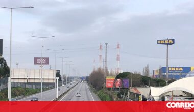 Dois homens morrem encarcerados após colisão brutal na A28 em frente ao Marshopping - Portugal